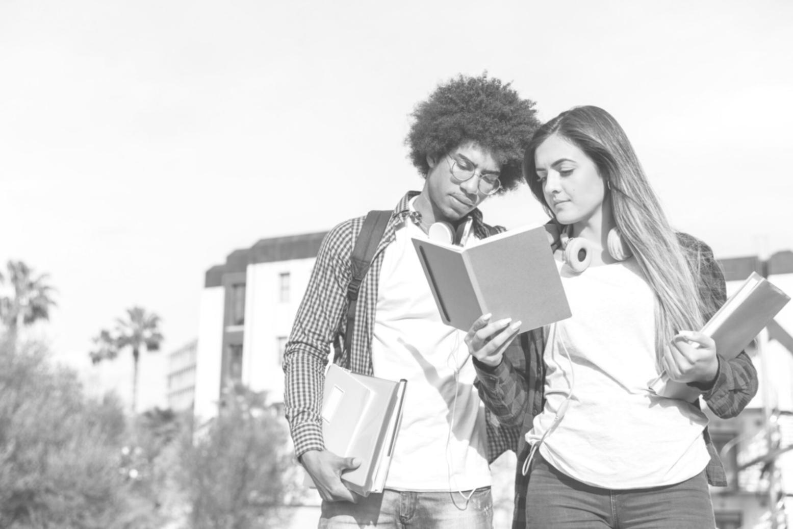 Estudiantes trabajando con documentos financieros reales en una sesión práctica