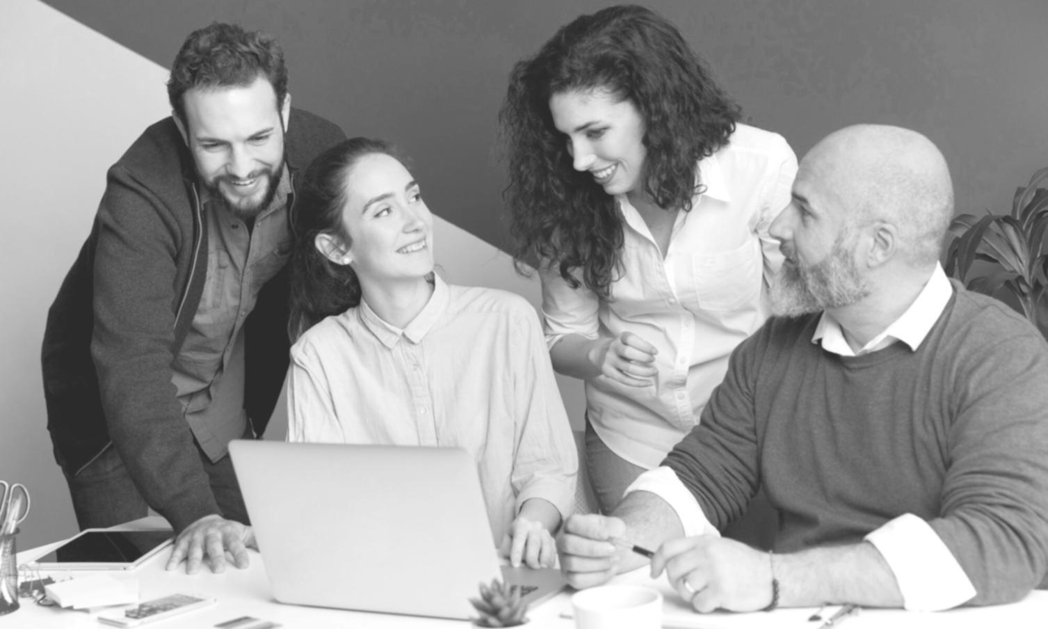 Equipo de zaraexivo trabajando en estrategias financieras familiares